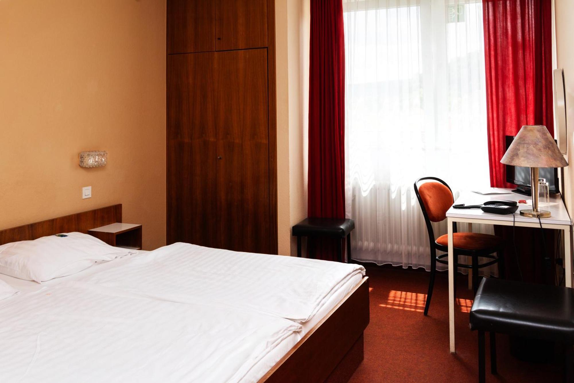 Hotel Meran Hallenbad & Sauna Saarbrücken Dış mekan fotoğraf